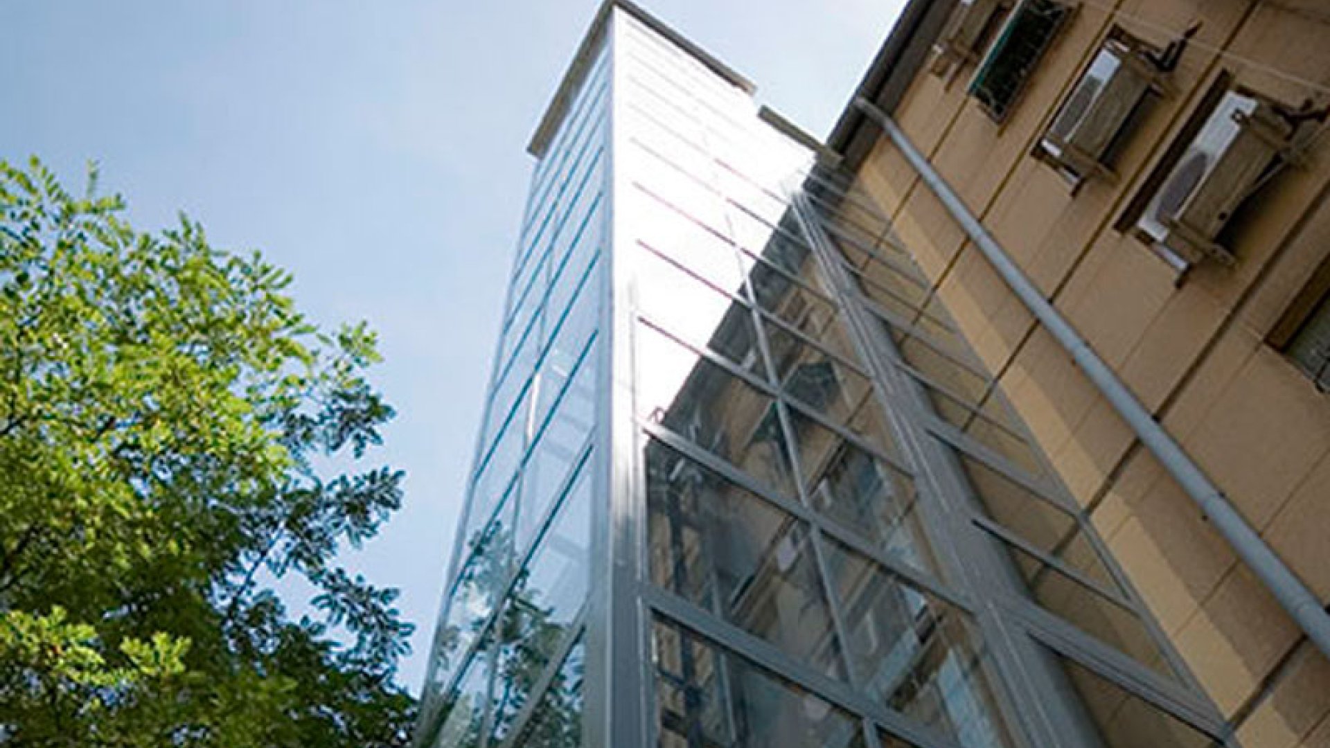 Instalar un ascensor en la fachada como solución para edificios sin espacio