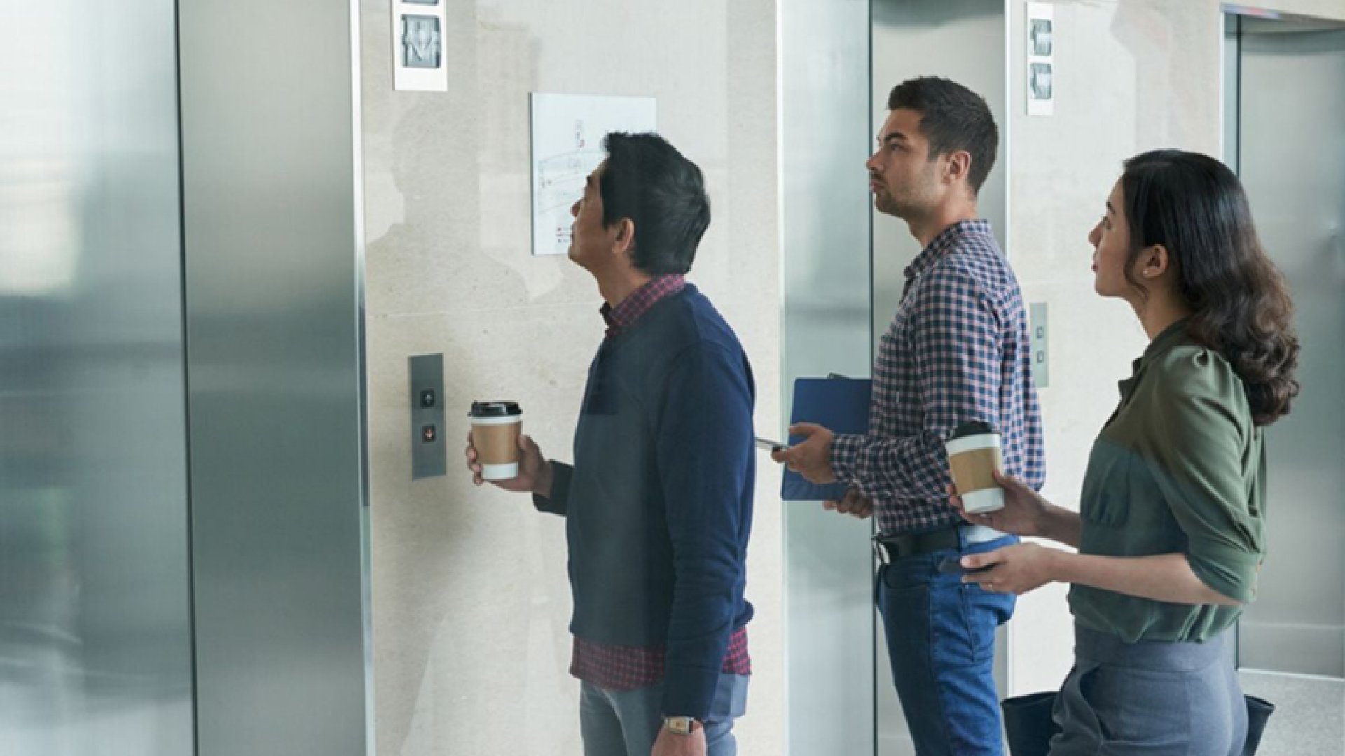 Qué no debes hacer en un ascensor