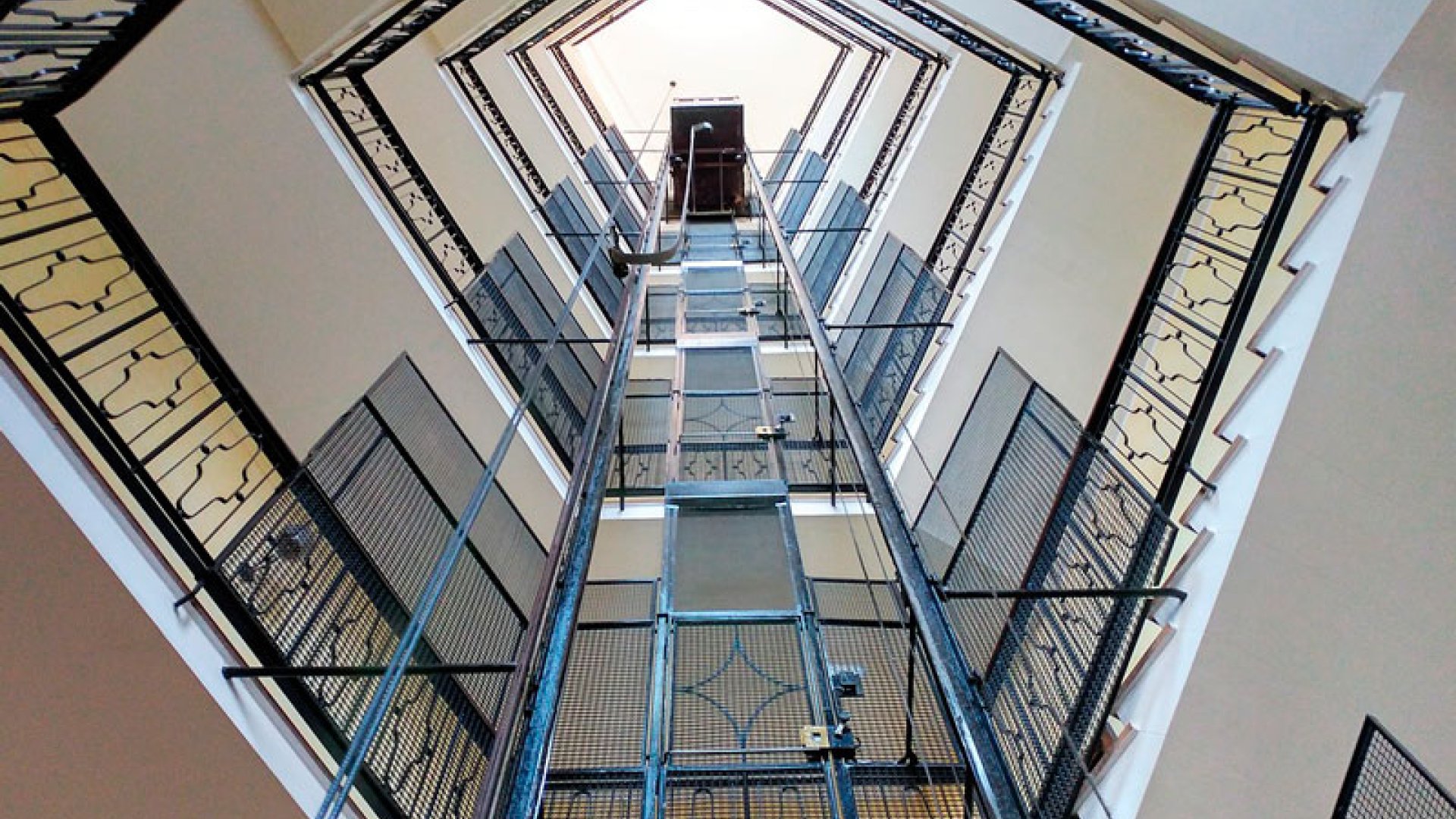 ¿Qué medidas mínimas debe tener un ascensor para discapacitados?