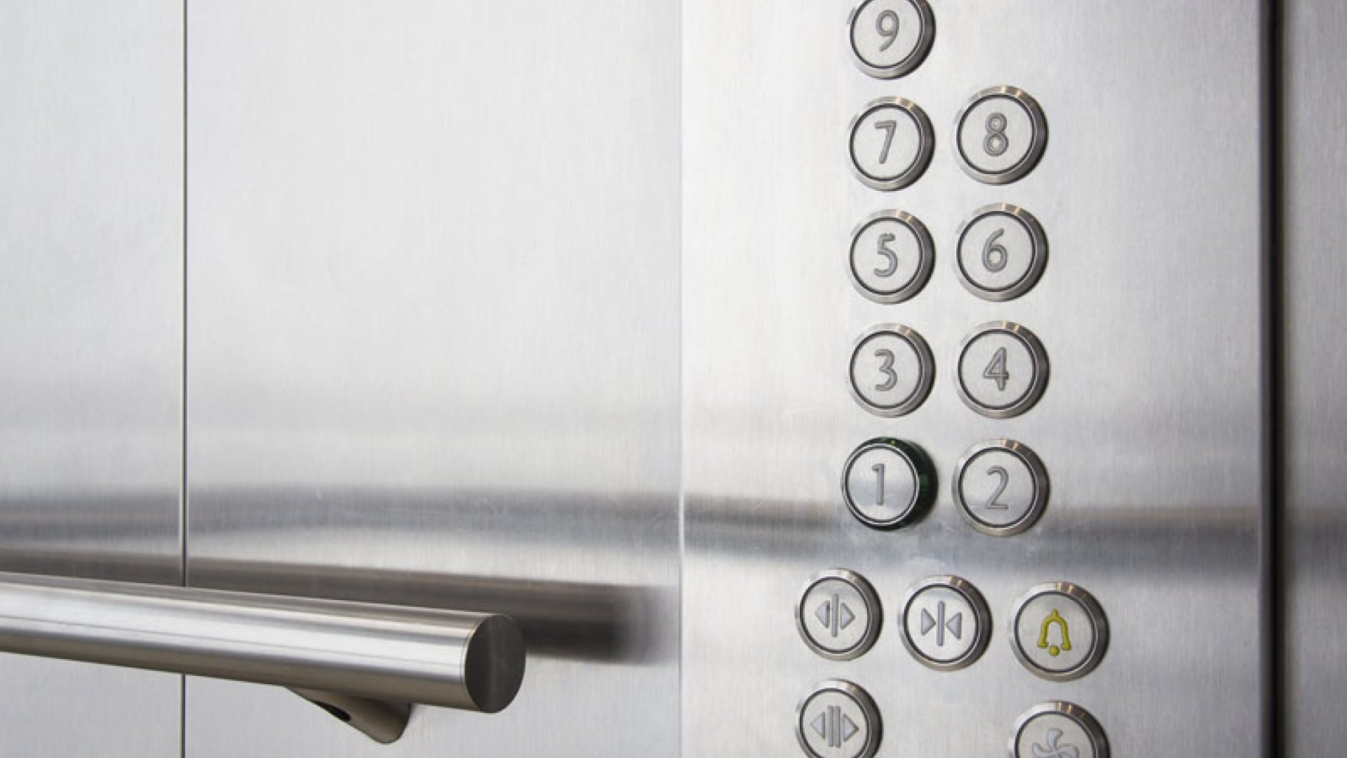 ¿Cómo funciona el botón de seguridad de un ascensor?