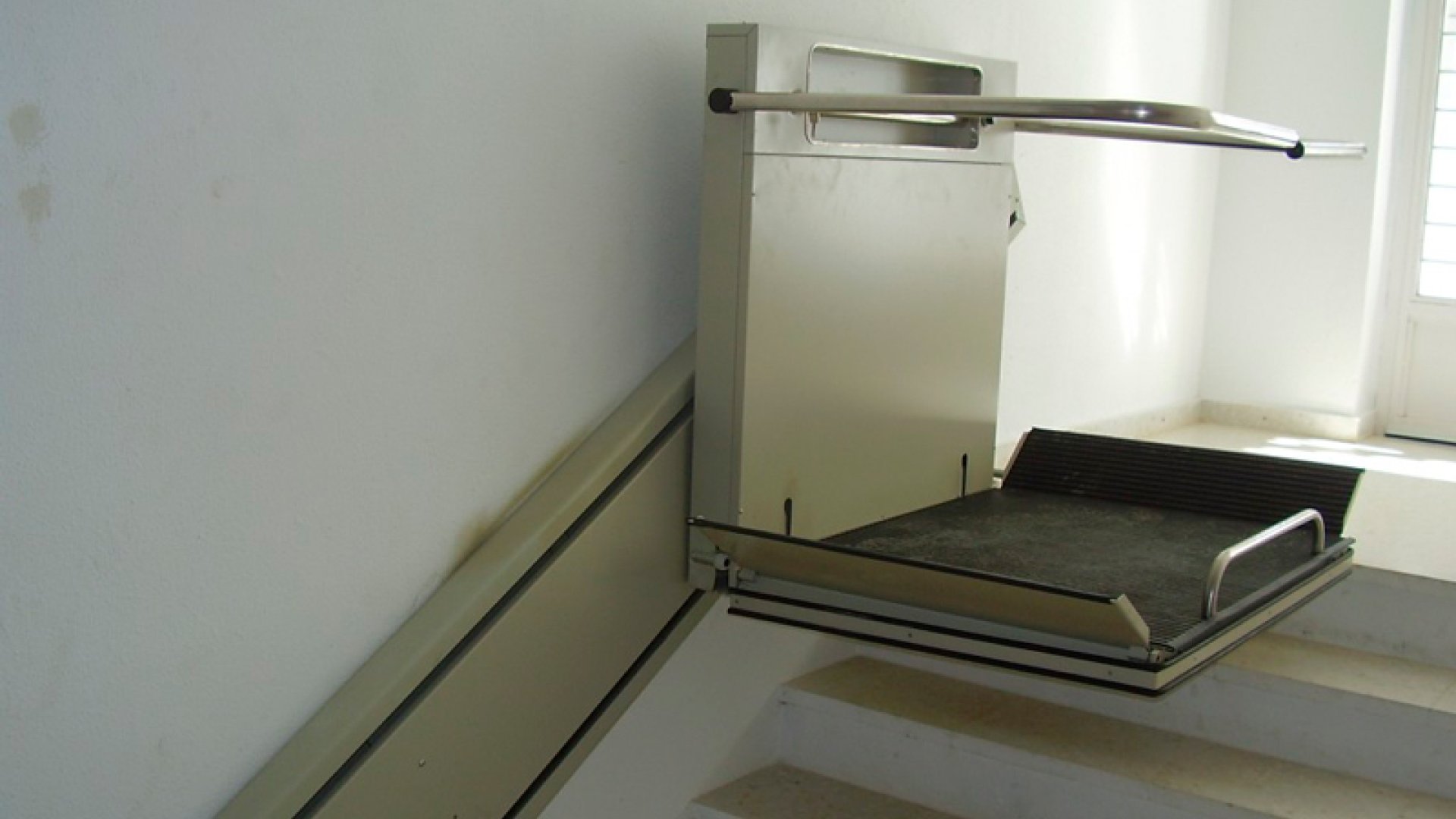 ¿Por qué instalar salvaescaleras en tu comunidad de vecinos?