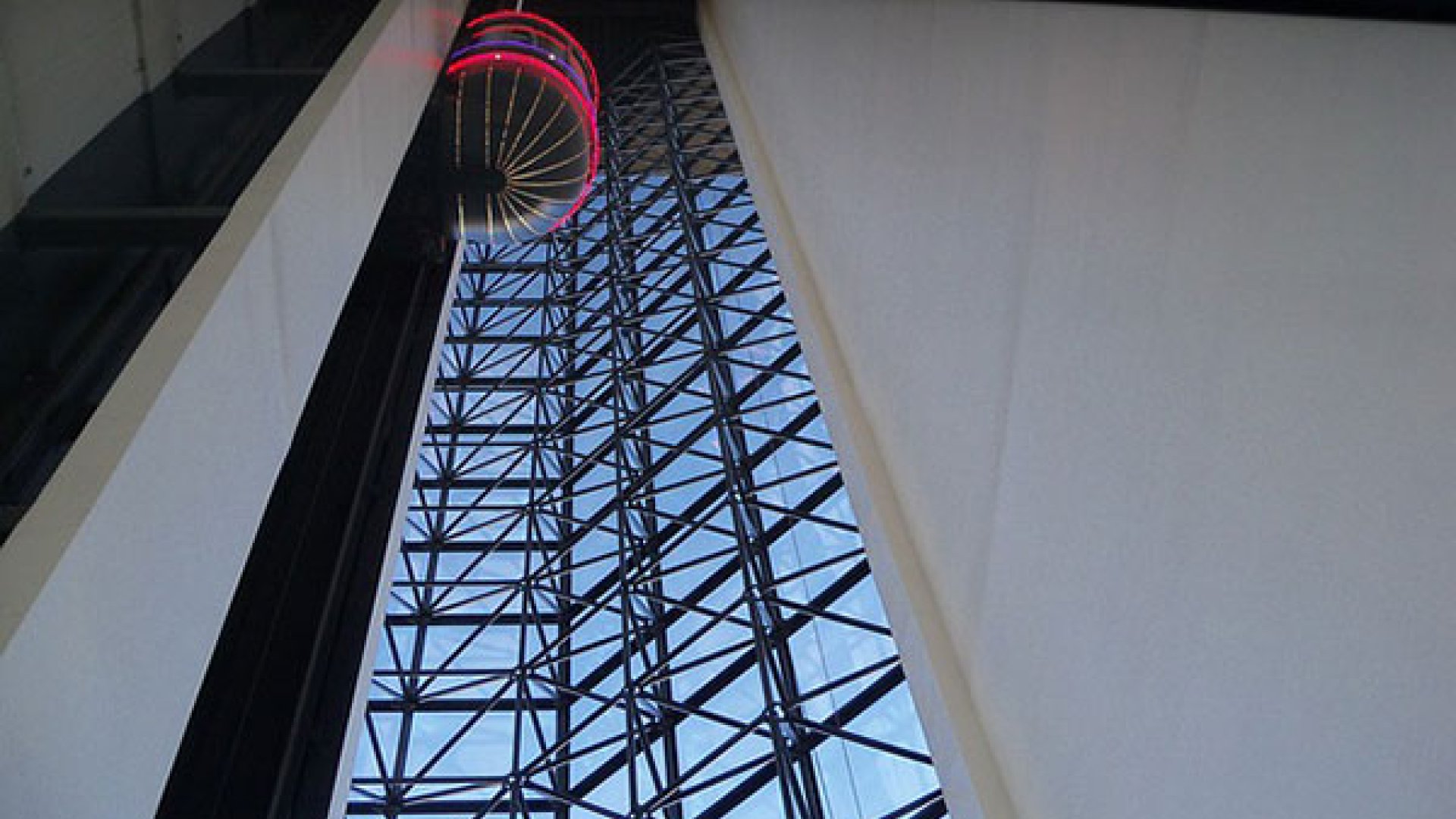 Mantenimiento de ascensores que viajan a 72 km/h