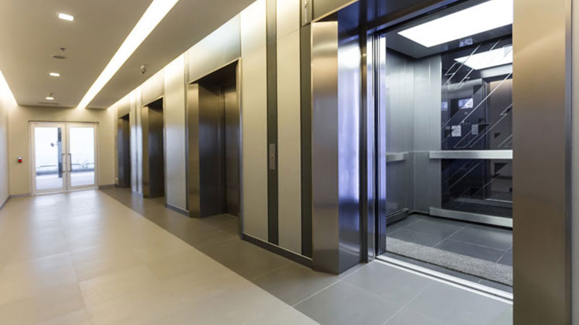 ¿Cómo se realiza el mantenimiento de la cabina de un ascensor?