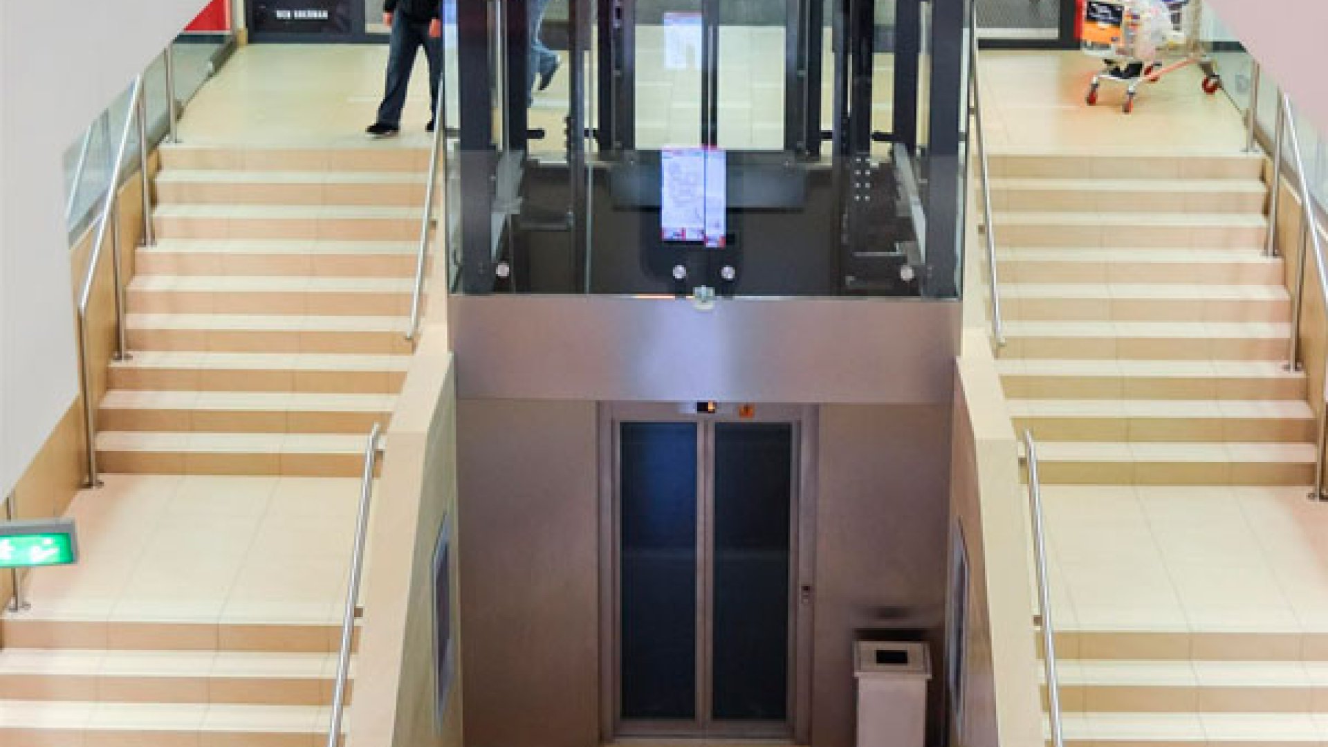 ¿Por qué es tan importante no superar el peso máximo de un ascensor?