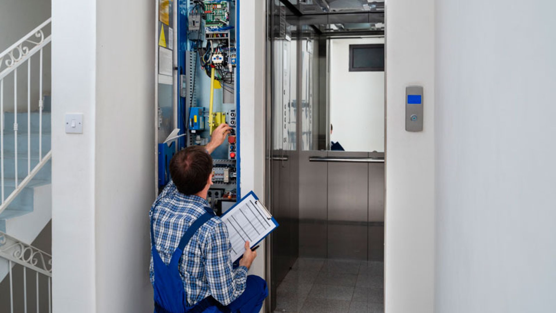 Cuándo debes contactar con un servicio de reparación de ascensores